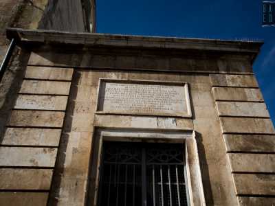 Una lapide esterna ricorda quando il 12 giugno 1842 il vecchio pronao croll� causando la morte di otto bambini 
